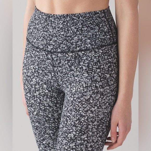 Lululemon Wunder Under Hi-Rise 7/8 Tight, Daisy Dust Alpine White Black, Size 10 - Picture 4 of 11